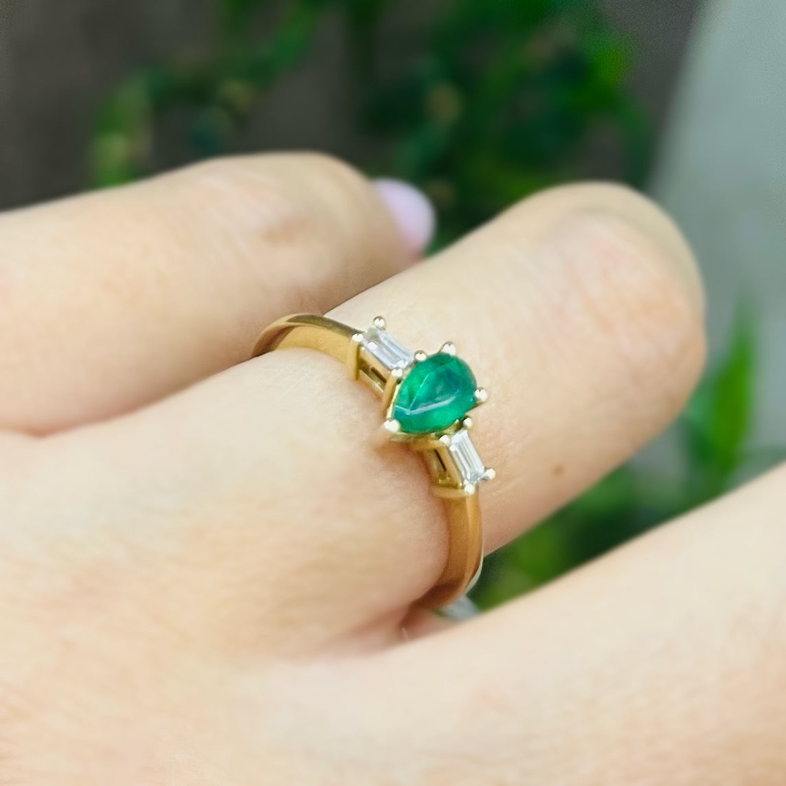 Дамски златен пръстен капка смарагд и диаманти багети 0.55 карата